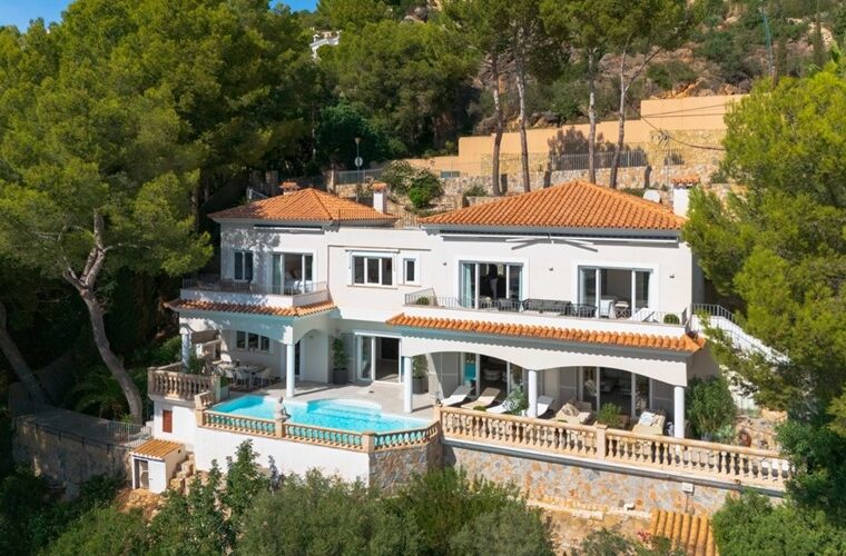 Three-bedroom mediterranean villa with sea views and private pool for sale in portals nous