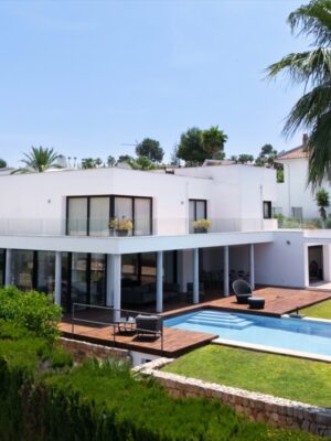 Contemporary four-bedroom villa with private pool near golf courses in santa ponsa