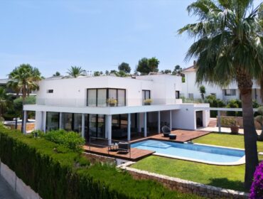 Contemporary four-bedroom villa with private pool near golf courses in santa ponsa