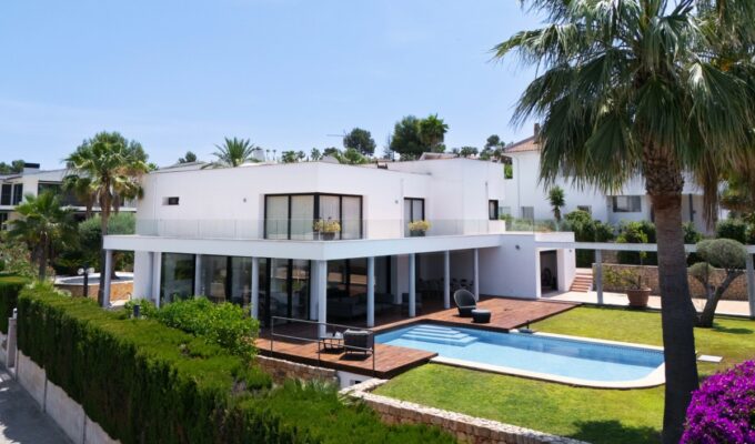 Contemporary four-bedroom villa with private pool near golf courses in santa ponsa