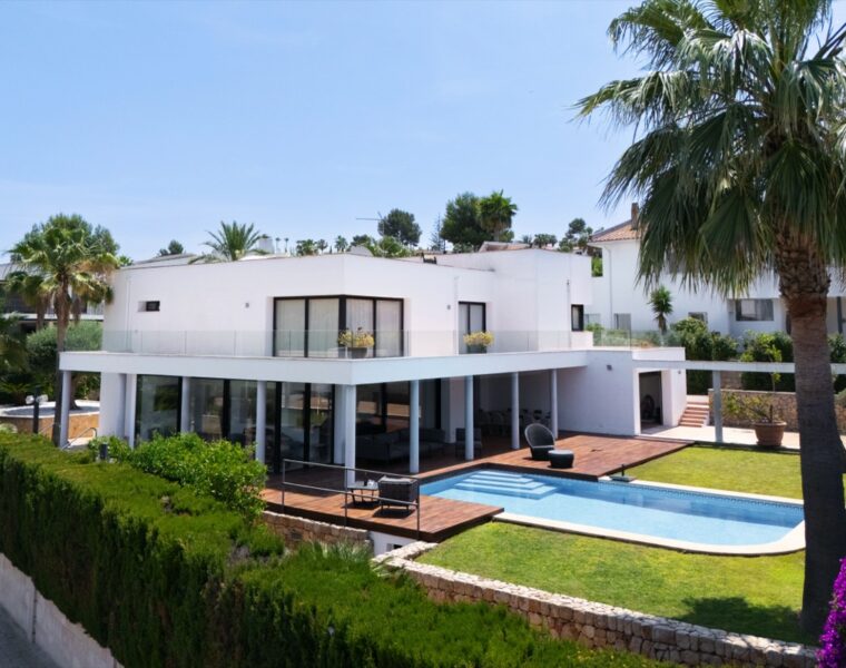 Contemporary four-bedroom villa with private pool near golf courses in santa ponsa