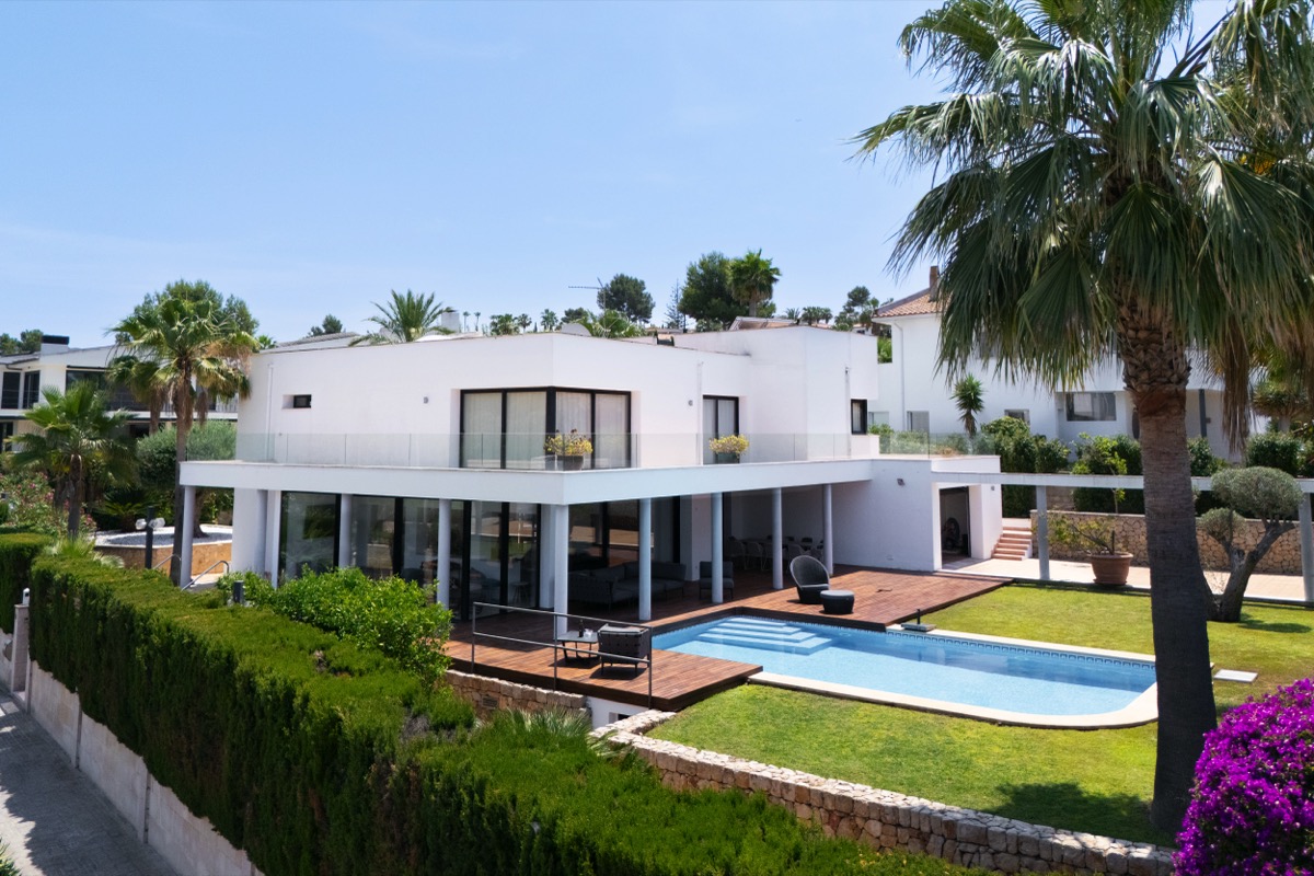 Contemporary four-bedroom villa with private pool near golf courses in Santa Ponsa