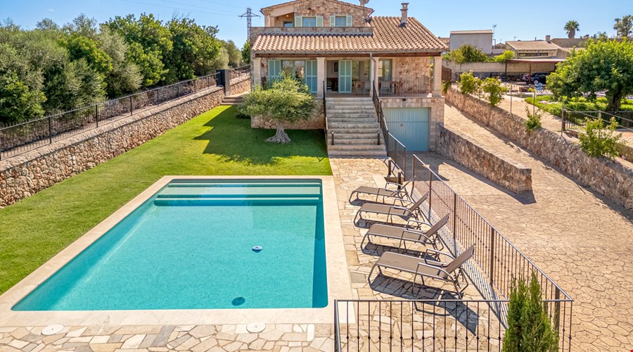 Serene three-bedroom country house with private pool and expansive views in Sineu